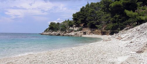 Praia em Brač (Kelovy/Wikimedia Commons)