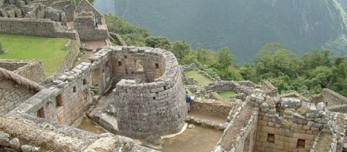 O recinto curvo do Templo do Sol ou Torre&oacute;n (Untifler/Wikimedia Commons)