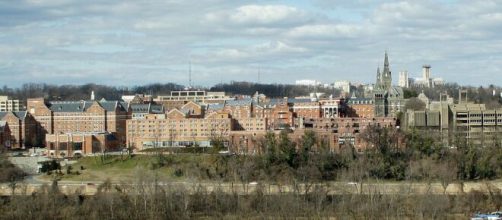 Panor&acirc;mica do campus da Universidade de George Washington ('Mariordo' - Mario Roberto Duran Ortiz/Wikimedia Commons)