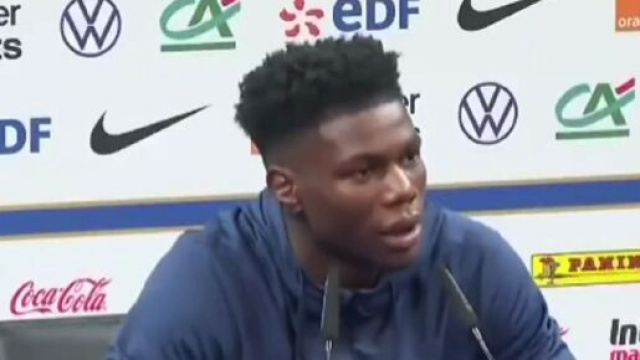 Aur&eacute;lien Tchouam&eacute;ni en Bleu (capture Twitter @lequipe)