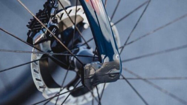 Ciclismo, il transponder coperto utilizzato dal Team Ineos.