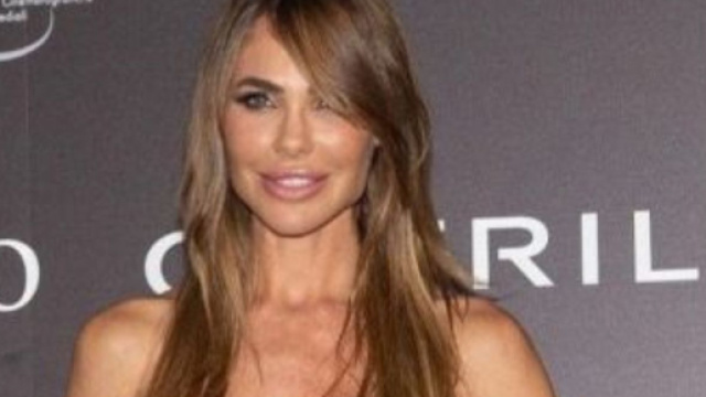 Ilary Blasi sul red carpet con il suo nuovo look castano