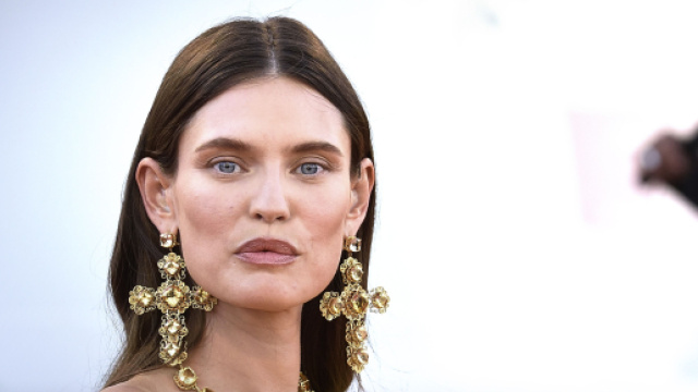 Tendenze moda e outfit per l'autunno 2023, il blazer grigio di Alessia Marcuzzi e il trench in jeans di Bianca Balti