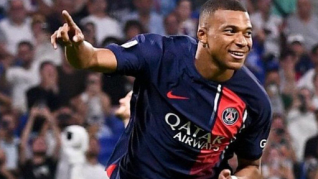 Proche du Real mais toujours parisien, Mbapp&eacute; &eacute;tait sur toutes les l&egrave;vres lors du mercato, jusque dans le vestiaire du Real. (@DeadlineDayLive)