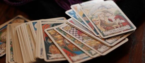 Embora o tar&ocirc; n&atilde;o indique o caminho exato a seguir, ele &eacute; capaz de oferecer op&ccedil;&otilde;es e reflex&otilde;es (Reprodu&ccedil;&atilde;o/Pixabay)