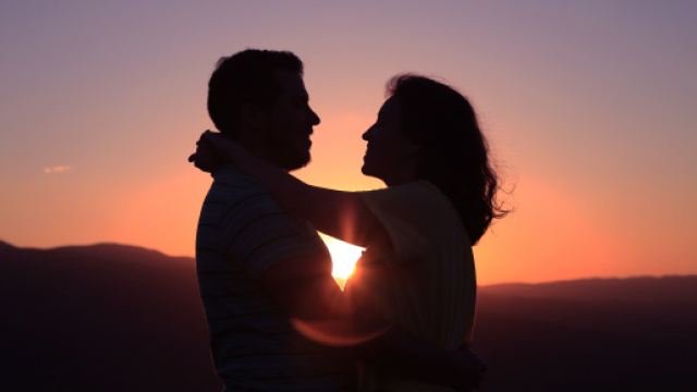 L'oroscopo del 13 settembre, Gemelli divertenti e Toro unito con il partner.