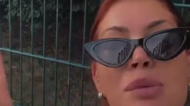 M&eacute;lanie Da Cruz r&egrave;gle ses comptes (capture Twitter @KingsOfScam)