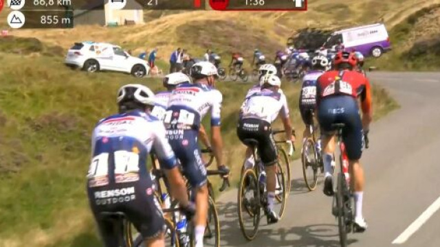 Vuelta, Remco Evenepoel staccato sull'Aubisque.