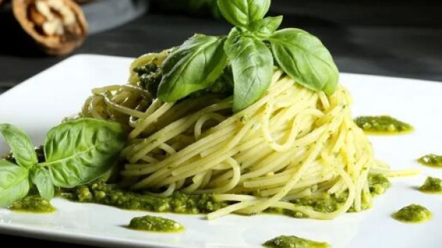Ricetta, spaghetti al pesto alla genovese: un primo piatto dal gusto intenso