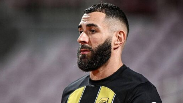 Benzema amer apr&egrave;s &ecirc;tre parti de l'&eacute;quipe de France lors de la Coupe du monde 2022 au Qatar. (screenshot Twitter - @lnstantFoot)