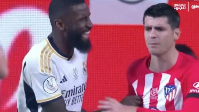 Rudiger pince le t&eacute;ton de Morata. (screenshot Twitter @centregoals)