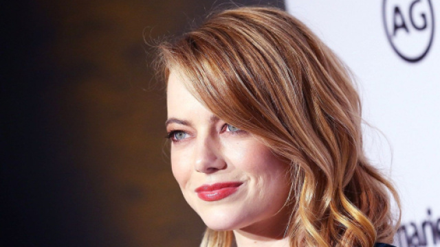 Tagli capelli e colori per l'inverno 2024, il cherry coke di Dua Lipa e il lob di Emma Stone