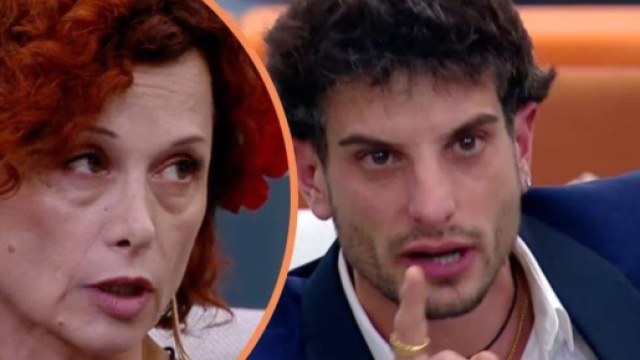 GF, Giuseppe critica un aereo per Luzzi: 'Come fa l'Italia a stare con lei' (Clip).