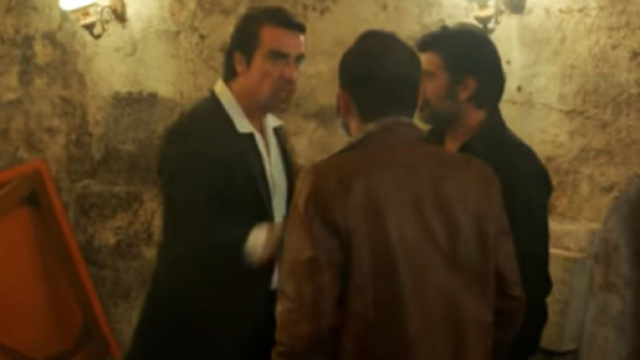 Terra amara: Hakan discute con i fratelli Keskin