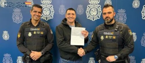 El hombre entreg&oacute; una carta de agradecimiento a la Polic&iacute;a Nacional (X, @policia)