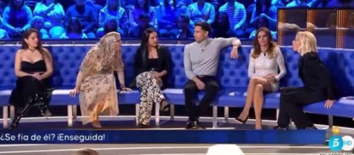 laura Bozzo y la hermana de Manuel Gonz&aacute;lez a gritos en el Debate de 'GH D&Uacute;O 2' (Mediaset)
