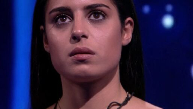 GF, Perla criticata per il rapporto con il cibo, fan sbottano: 'Squallidi' (Clip).