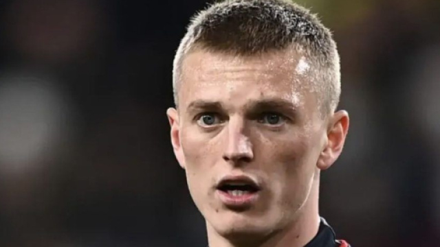 In foto Albert Gudmundsson, centrocampista del Genoa.