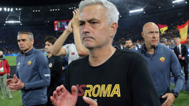 Mourinho esonerato dalla Roma, i tifosi: '&Egrave; un grave errore'.
