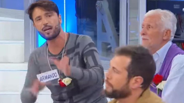 Uomini e donne, Armando torna in studio ed &egrave; polemica social: 'Maria deve mandarlo a casa'.