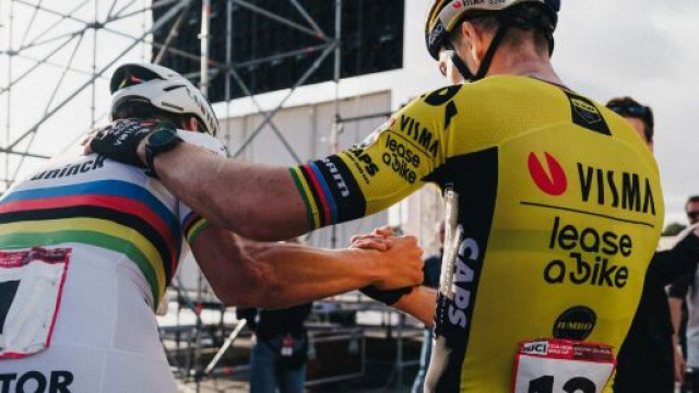 Ciclocross, Wout van Aert vince a Benidorm dopo una corsa entusiasmante.