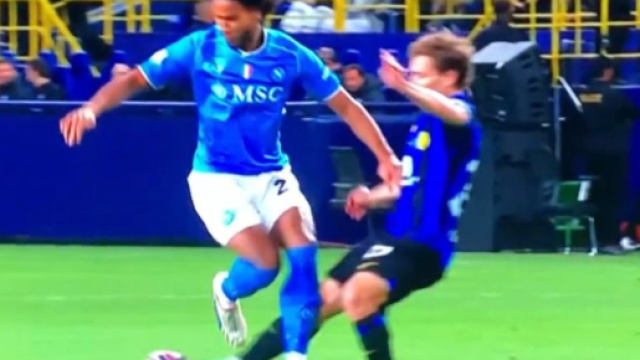 Inter, ira dei tifosi per il giallo dato a Barella in Supecoppa: 'Nessuno ne parla'