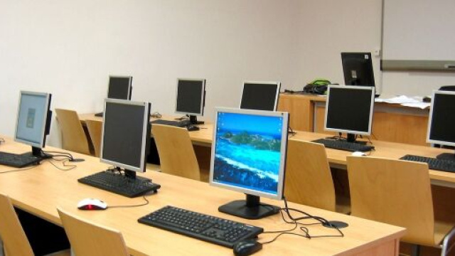 Un'immagine di repertorio di un'aula con dei computer. (&copy; pixabay)