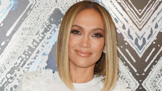 Moda capelli, tagli e tonalit&agrave; per l'inverno 2024, il bronde di Elena Sofia Ricci e il bob cut di Jennifer Lopez.