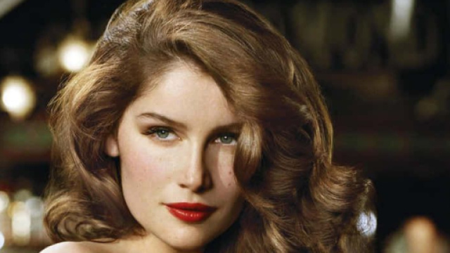 Tagli capelli lunghi e tonalit&agrave; per l'inverno 2024, il balayage di Charlene di Monaco e la chioma scalata di Laetitia Casta.
