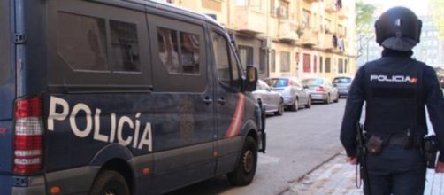 El detenido estaba esperando a su mujer en el aeropuerto (X, @policia)