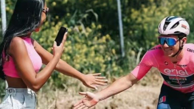 Ciclismo, Jay Vine: 'Ho parlato con Remco Evenepoel, non correr&agrave; mai pi&ugrave; il Giro d'Italia'