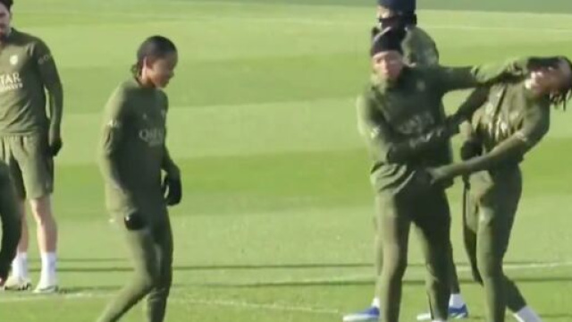 Mbapp&eacute; avec son fr&egrave;re &agrave; l'entrainement. (screenshot twitter psg tv)