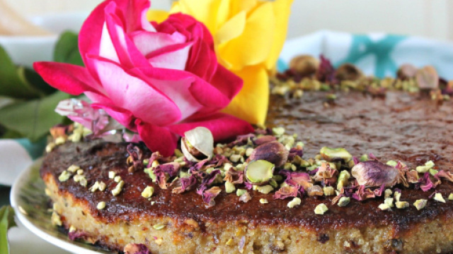 Torta dolce al rabarbaro e cocco.