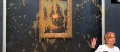 Las activistas fueron evacuadas de la sala (X, @CLPRESSFR)