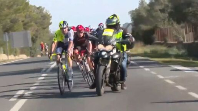 Challenge Maiorca, una moto rischia di travolgere il gruppo, poi sprinta Thijssen