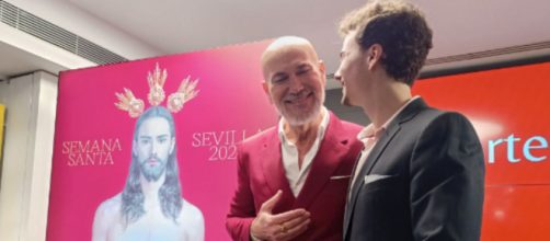 El artista pl&aacute;stico dijo que los referentes para el cuadro fueron su hermano fallecido y su hijo (X, @ElConsejoSev)