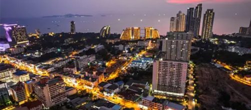 Una vista nocturan de Pattaya, distrito de Bang Lamung, donde ocurri&oacute; el tr&aacute;gico salto (Unsplash)