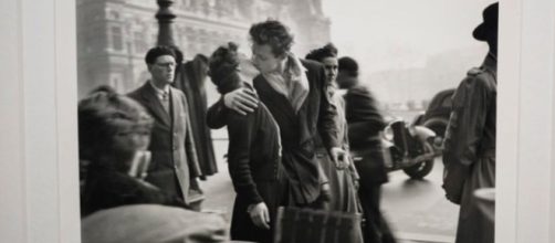 La joven y su novio aceptaron posar para el fot&oacute;grafo Robert Doisneau (Captura de pantalla de La Sexta)