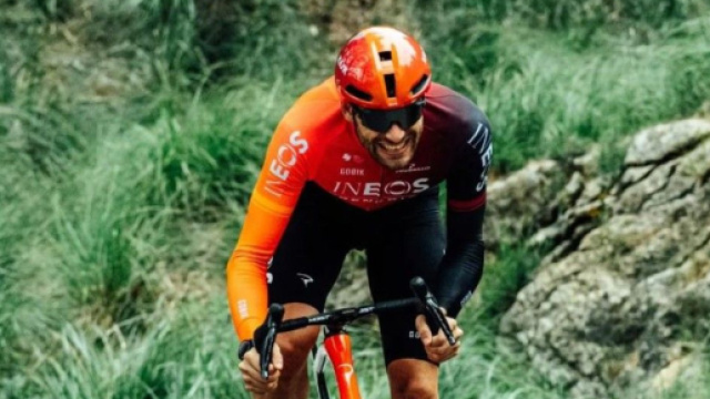 Ciclismo, Filippo Ganna svela il nuovo casco della Ineos Grenadiers che copre le orecchie.