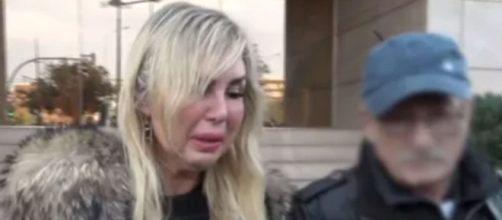 Malena Gracia abandon&oacute; llorando el tanatorio en Valencia (Captura de pantalla de Telecinco)