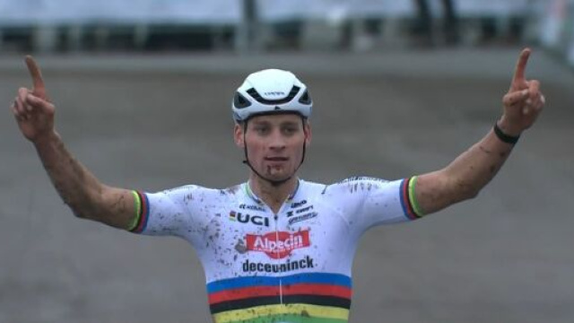 Ciclismo, la vittoria di Mathieu Van der Poel nel ciclocross di Koksijde.