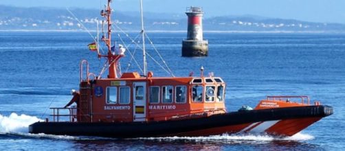 La embarcaci&oacute;n en la que viajaba el desaparecido fue remolcada al puerto de Los Alc&aacute;zares (X, @salvamentogob)