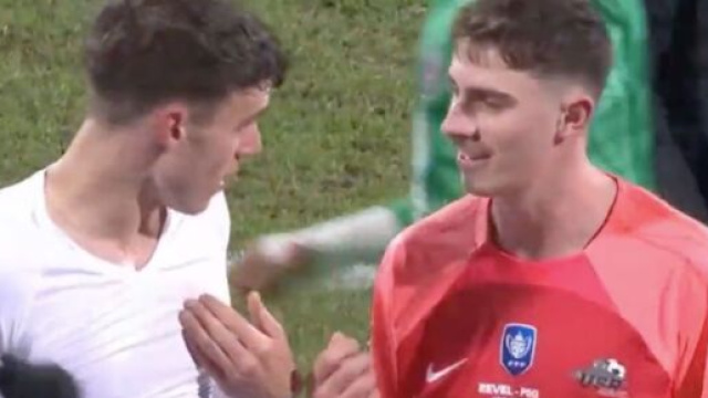 Manuel Ugarte du PSG avec un joueur de Revel (screenshot Twitter - @bot_kwanza)