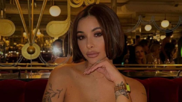 Rym Renom se d&eacute;voile en lingerie sur le lit (Screenshoot Twitter @GossipRoomOff)