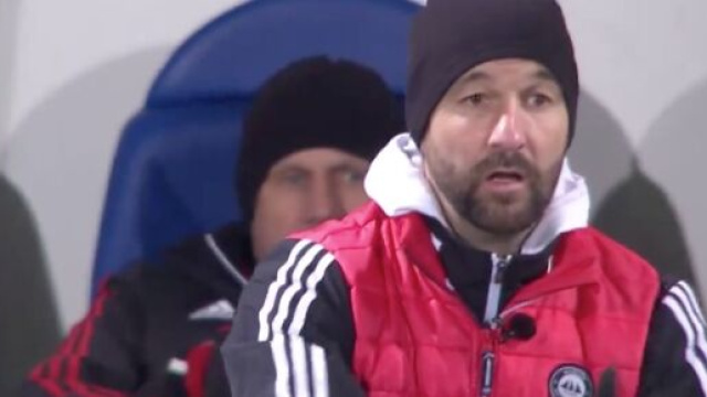 Le coach de Revel &eacute;quip&eacute; d'un micro face au PSG. (sceenshot X @beinsports_FR)