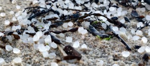 Bruselas contradice a la Xunta: los pellets de plástico son tóxicos y no se biodegradan