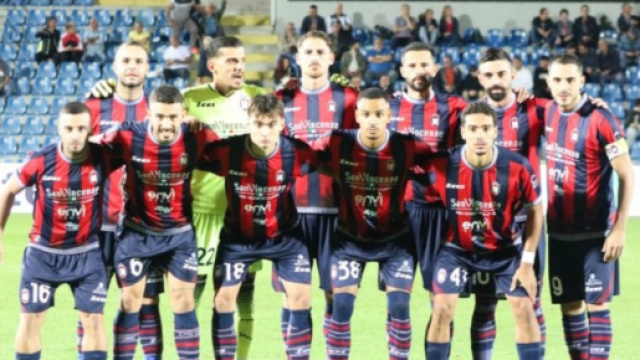 La squadra del Crotone scesa in campo contro l'Avellino - &copy; Facebook / FcCrotone