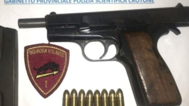 L'arma sequestrata a Crotone ad un 23enne del posto - &copy; Polizia di Stato