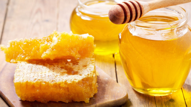 Il miele &egrave; un importante alimento &copy; voltaabotte.com