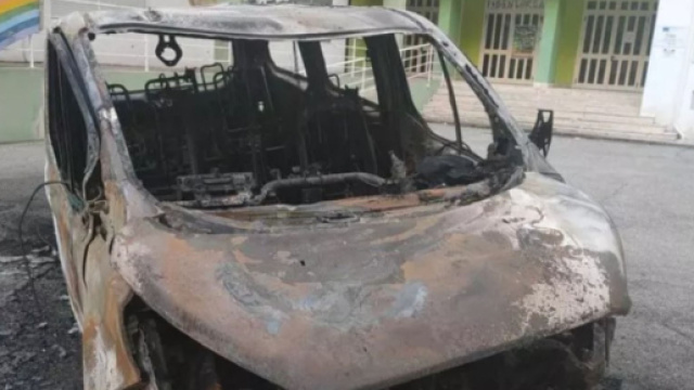 Pulmino in fiamme a San Roberto - &copy; Vigili del Fuoco